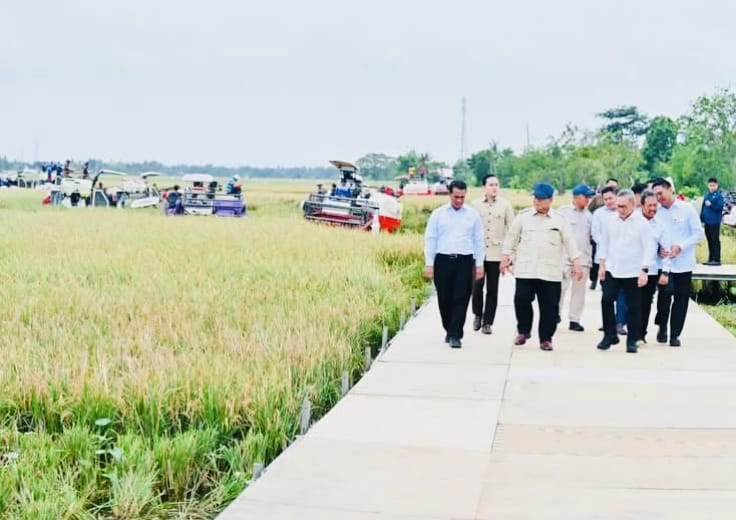 Prabowo Subianto meninjau inovasi pertanian modern untuk meningkatkan efisiensi dan nilai tambah.