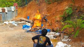 Petugas polisi membakar pondok dan peralatan tambang emas ilegal (PETI) di Jorong Sungai Puah, Solok Selatan, sebagai bagian dari penertiban dan upaya penegakan hukum pada Rabu (7/1/2026).