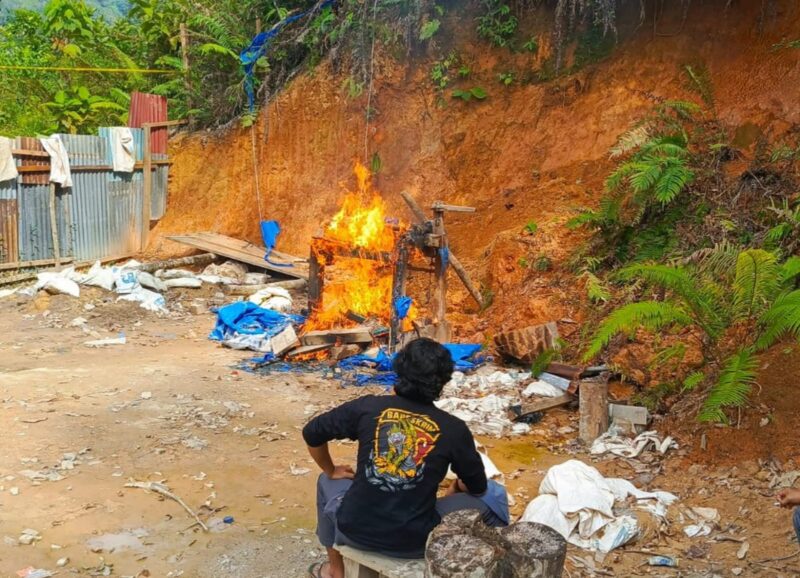 Petugas polisi membakar pondok dan peralatan tambang emas ilegal (PETI) di Jorong Sungai Puah, Solok Selatan, sebagai bagian dari penertiban dan upaya penegakan hukum pada Rabu (7/1/2026).