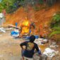 Petugas polisi membakar pondok dan peralatan tambang emas ilegal (PETI) di Jorong Sungai Puah, Solok Selatan, sebagai bagian dari penertiban dan upaya penegakan hukum pada Rabu (7/1/2026).