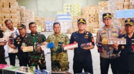 Petugas Bea Cukai mengamankan 160 juta batang rokok ilegal di Riau.