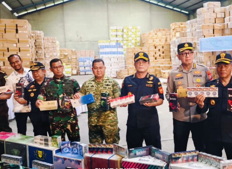 Petugas Bea Cukai mengamankan 160 juta batang rokok ilegal di Riau.