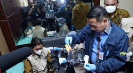 Barang bukti narkotika dalam bentuk cartridge liquid vape dan sachet minuman energi yang berhasil disita oleh tim gabungan.