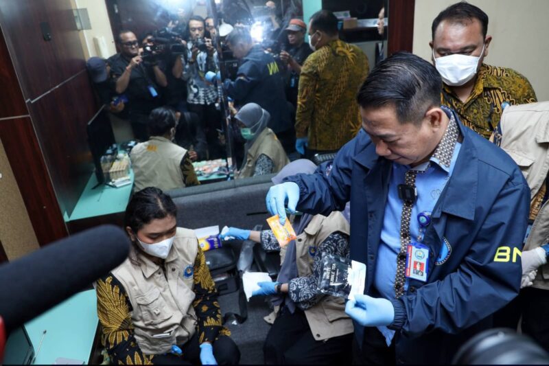 Barang bukti narkotika dalam bentuk cartridge liquid vape dan sachet minuman energi yang berhasil disita oleh tim gabungan.