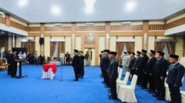 Wawako Azhar saat melantik 16 pejabat Eselon II dan III Pemkot Sungai Penuh di Aula Kantor Walikota, Rabu malam (07/01).