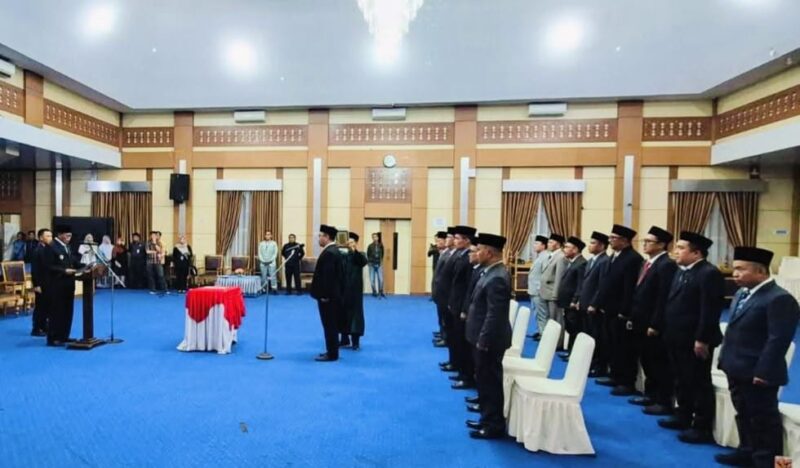 Wawako Azhar saat melantik 16 pejabat Eselon II dan III Pemkot Sungai Penuh di Aula Kantor Walikota, Rabu malam (07/01).