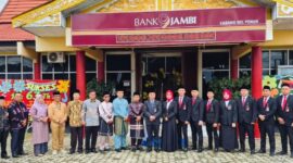 Sekda Kota Sungai Penuh Alpian, SE., MM menghadiri peringatan Hari Ulang Tahun (HUT) ke-63 Bank Jambi Cabang Sungai Penuh bersama jajaran pimpinan dan tamu undangan.