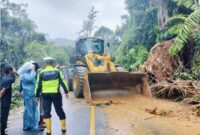 Longsor menutup seluruh badan Jalan Lintas Sumatra di Koto Alam, Limapuluh Kota, mengganggu arus lalu lintas dari Sumatra Barat dan Riau.