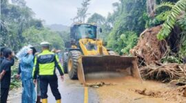 Longsor menutup seluruh badan Jalan Lintas Sumatra di Koto Alam, Limapuluh Kota, mengganggu arus lalu lintas dari Sumatra Barat dan Riau.