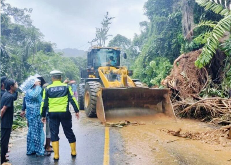 Longsor menutup seluruh badan Jalan Lintas Sumatra di Koto Alam, Limapuluh Kota, mengganggu arus lalu lintas dari Sumatra Barat dan Riau.