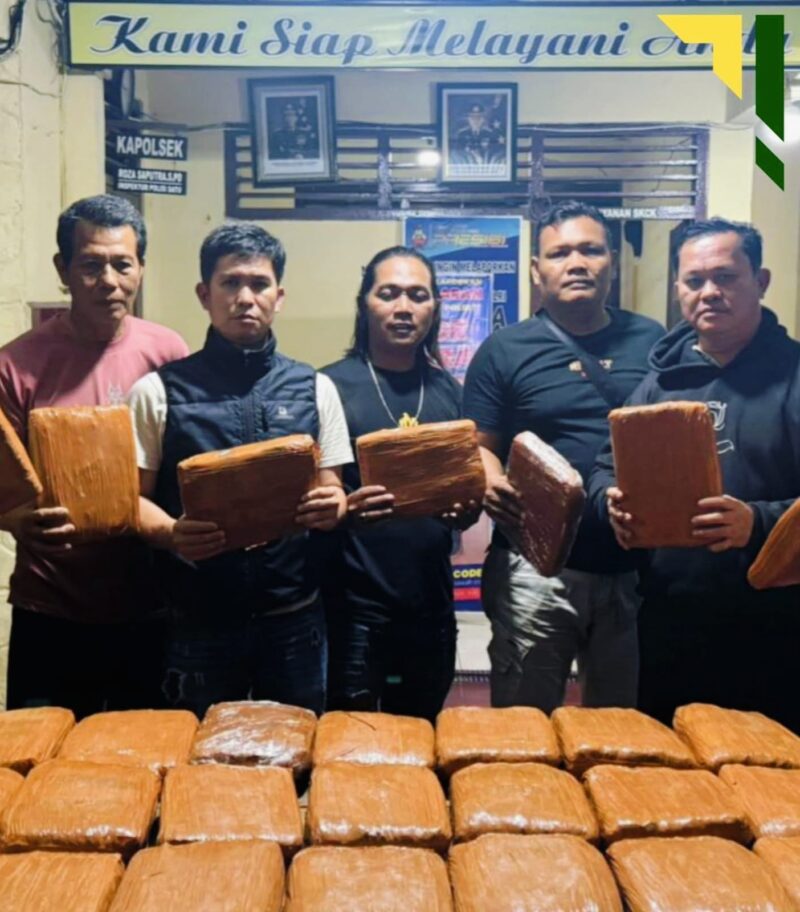 Petugas Satresnarkoba Polres Sarolangun memperlihatkan barang bukti 42 kilogram ganja kering yang disita dari pengungkapan kasus penyelundupan narkotika lintas provinsi melalui bus AKAP.