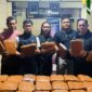 Petugas Satresnarkoba Polres Sarolangun memperlihatkan barang bukti 42 kilogram ganja kering yang disita dari pengungkapan kasus penyelundupan narkotika lintas provinsi melalui bus AKAP.