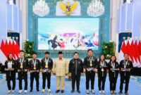 Presiden Prabowo Subianto berfoto bersama para atlet peraih medali SEA Games Thailand 2026 usai menerima piagam penghargaan di Istana Negara, Jakarta.