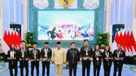 Presiden Prabowo Subianto berfoto bersama para atlet peraih medali SEA Games Thailand 2026 usai menerima piagam penghargaan di Istana Negara, Jakarta.