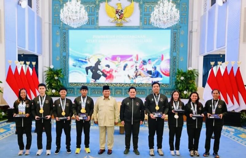 Presiden Prabowo Subianto berfoto bersama para atlet peraih medali SEA Games Thailand 2026 usai menerima piagam penghargaan di Istana Negara, Jakarta.