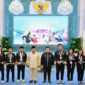 Presiden Prabowo Subianto berfoto bersama para atlet peraih medali SEA Games Thailand 2026 usai menerima piagam penghargaan di Istana Negara, Jakarta.