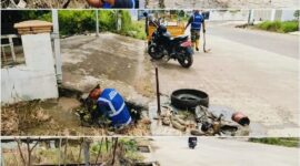 Petugas SATGAS DRAINASE Dinas PUPR Kota Sungai Penuh melakukan pembersihan dan normalisasi saluran drainase di Jalan Depati Parbo, sekitar SMAN 2, guna mencegah luapan air dan banjir.