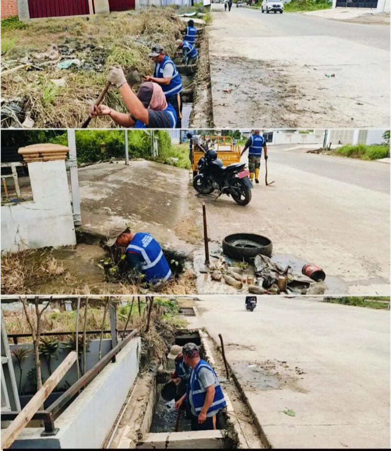 Petugas SATGAS DRAINASE Dinas PUPR Kota Sungai Penuh melakukan pembersihan dan normalisasi saluran drainase di Jalan Depati Parbo, sekitar SMAN 2, guna mencegah luapan air dan banjir.