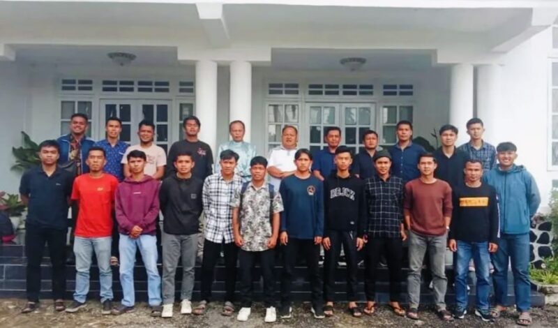 Wawako Azhar Hamzah melepas tim Sungai Penuh FC di Rumah Dinas Wawako, 