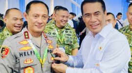 Menteri Pertanian menyerahkan penghargaan Swasembada Pangan kepada Kapolda Lampung Irjen Pol Helfi Assegaf saat Panen Raya 