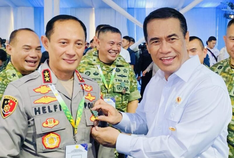 Menteri Pertanian menyerahkan penghargaan Swasembada Pangan kepada Kapolda Lampung Irjen Pol Helfi Assegaf saat Panen Raya 