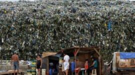 Tumpukan sampah raksasa terlihat runtuh dan menimbun area kerja di TPA Binaliw, Cebu City, Filipina.
