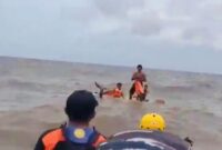 Tim SAR melakukan pencarian dua nelayan hilang di perairan Mendahara, Jambi, akibat cuaca ekstrem.