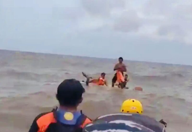 Tim SAR melakukan pencarian dua nelayan hilang di perairan Mendahara, Jambi, akibat cuaca ekstrem.