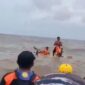 Tim SAR melakukan pencarian dua nelayan hilang di perairan Mendahara, Jambi, akibat cuaca ekstrem.