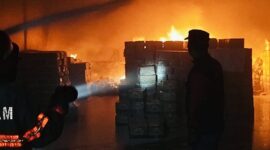 Kobaran api terlihat membakar gudang sembako milik PT Dunia Aneka Usaha di Jalan Dharma Wangsah, Kecamatan Jambi Selatan, Kota Jambi, 