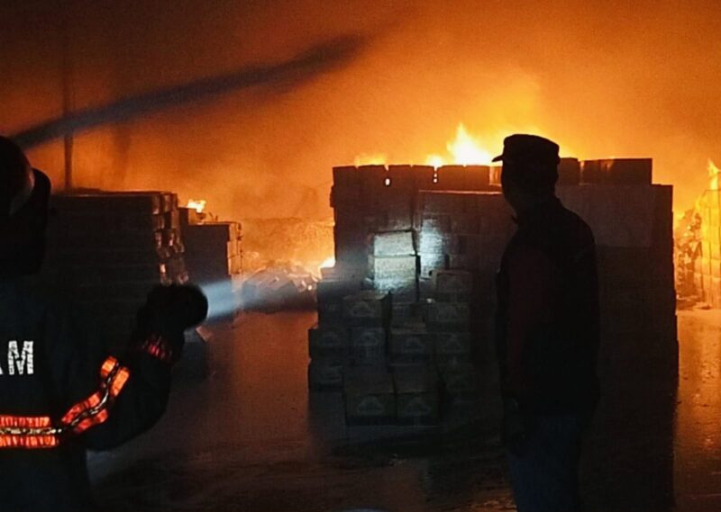 Kobaran api terlihat membakar gudang sembako milik PT Dunia Aneka Usaha di Jalan Dharma Wangsah, Kecamatan Jambi Selatan, Kota Jambi, 