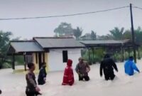 Banjir di Desa Lubuk Lingkuk membuat warga terpaksa mengungsi sementara dari rumah mereka.