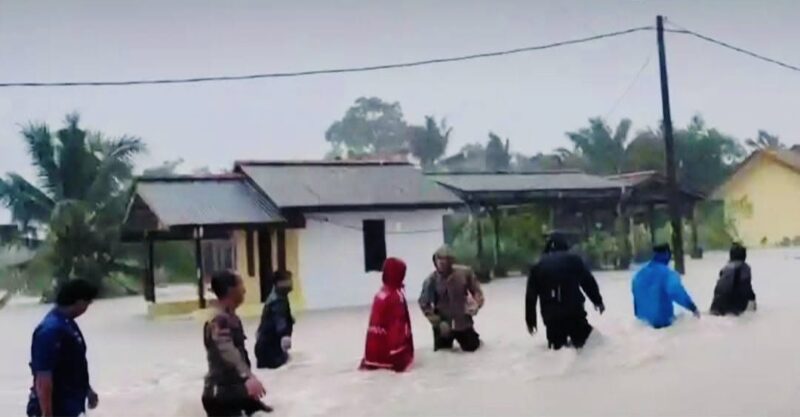 Banjir di Desa Lubuk Lingkuk membuat warga terpaksa mengungsi sementara dari rumah mereka.