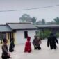 Banjir di Desa Lubuk Lingkuk membuat warga terpaksa mengungsi sementara dari rumah mereka.