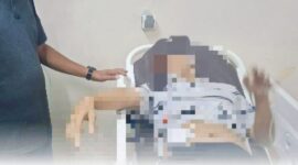 Petugas medis membawa remaja korban penyerangan busur panah ke Rumah Sakit Bhayangkara Makassar untuk mendapatkan perawatan intensif.