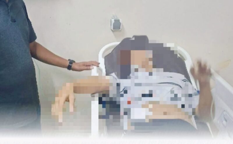 Petugas medis membawa remaja korban penyerangan busur panah ke Rumah Sakit Bhayangkara Makassar untuk mendapatkan perawatan intensif.