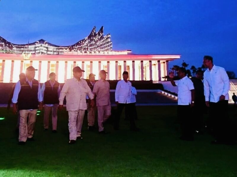 Presiden Prabowo Subianto meninjau progres pembangunan infrastruktur di Ibu Kota Nusantara, Kabupaten Penajam Paser Utara, Kalimantan Timur. 