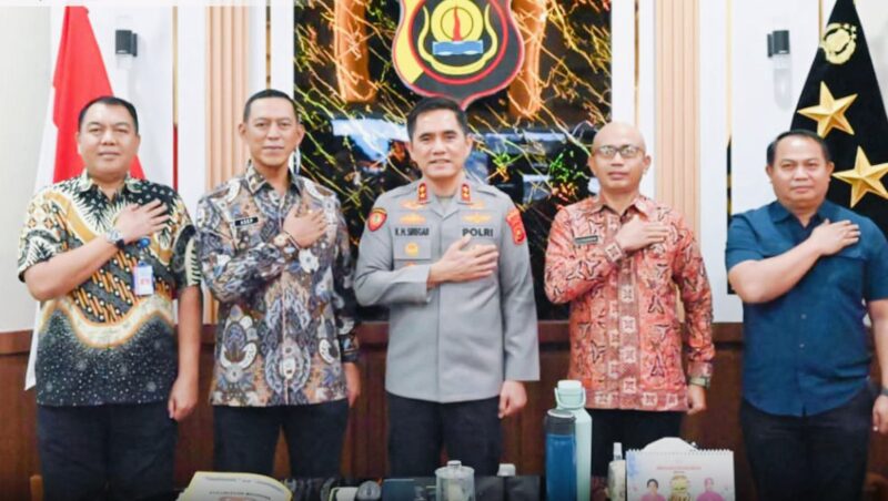 Kapolda Jambi Irjen Pol. Krisno H. Siregar menerima kunjungan Kepala BNN Provinsi Jambi Brigjen Pol. Asep Saepudin di ruang kerja Kapolda, Selasa (13/1/2026), untuk memperkuat sinergi pemberantasan narkoba di Jambi.