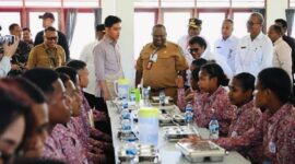 Wakil Presiden Gibran Rakabuming Raka meninjau kegiatan pembelajaran di Sekolah Rakyat Menengah Atas (SRMA) 41 Biak Numfor, Papua. 