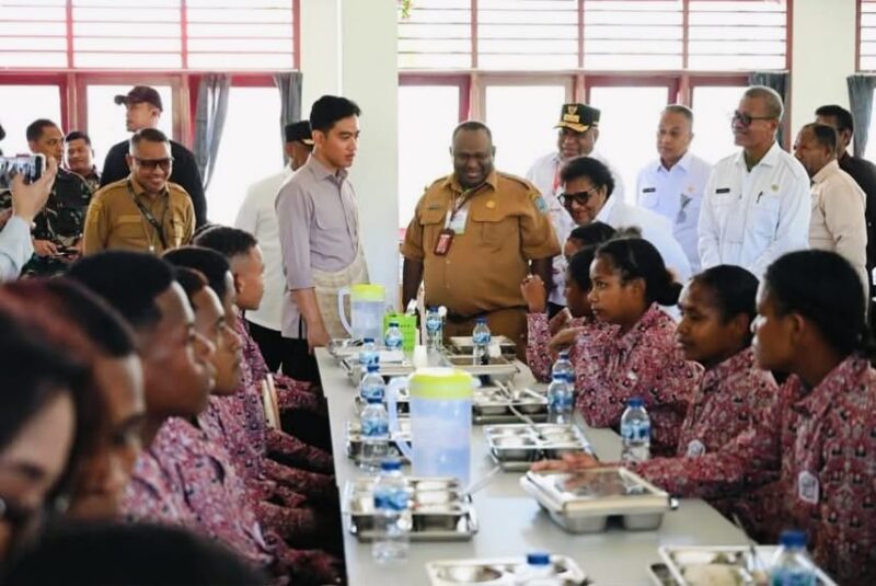 Wakil Presiden Gibran Rakabuming Raka meninjau kegiatan pembelajaran di Sekolah Rakyat Menengah Atas (SRMA) 41 Biak Numfor, Papua. 