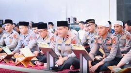 Suasana pembacaan Khotmil Qur’an dan doa bersama dalam Binrohtal Polda Jambi di Masjid Al Ikhlas.