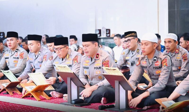 Suasana pembacaan Khotmil Qur’an dan doa bersama dalam Binrohtal Polda Jambi di Masjid Al Ikhlas.