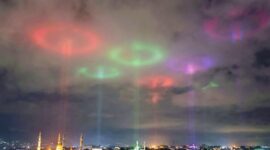 Fenomena cahaya biru terlihat di langit Kota Padang pada Rabu (14/1/2026) malam yang sempat dikira aurora, namun BMKG memastikan cahaya tersebut merupakan pantulan lampu kota pada lapisan awan.