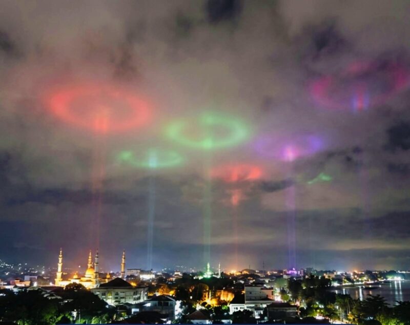 Fenomena cahaya biru terlihat di langit Kota Padang pada Rabu (14/1/2026) malam yang sempat dikira aurora, namun BMKG memastikan cahaya tersebut merupakan pantulan lampu kota pada lapisan awan.