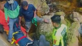 Petugas melakukan evakuasi sepeda motor dan pengendaranya yang terjun ke jurang di Jembatan Kelok 9, Kabupaten Limapuluh Kota