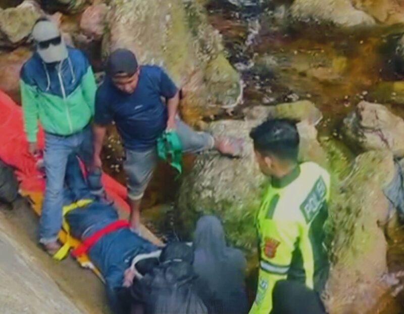 Petugas melakukan evakuasi sepeda motor dan pengendaranya yang terjun ke jurang di Jembatan Kelok 9, Kabupaten Limapuluh Kota