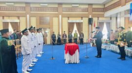 Wali Kota Sungai Penuh Alfin, SH, saat melantik dan mengambil sumpah lima Kepala Desa Pergantian Antar Waktu (PAW) di lingkungan Pemerintah Kota Sungai Penuh, Jumat (16/1).