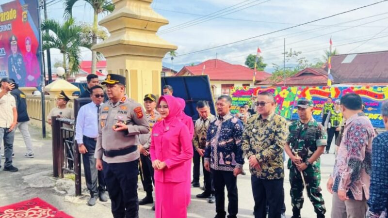 Wali Kota Sungai Penuh Alfin, SH, menghadiri acara penyambutan Kapolres Kerinci yang baru, AKBP Ramadhanil, S.H., S.I.K., M.H, di halaman Mapolres Kerinci. 