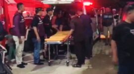 Tim Rescue Damkartan Kota Jambi mengevakuasi korban yang terjun dari Jembatan Batanghari I menggunakan speedboat, lalu korban dibawa ke ambulans untuk dirujuk ke RS HAS