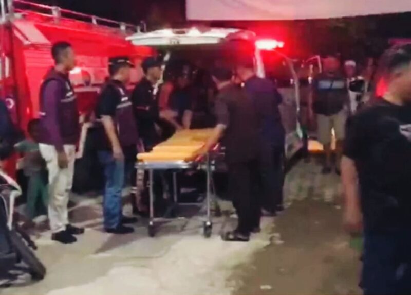 Tim Rescue Damkartan Kota Jambi mengevakuasi korban yang terjun dari Jembatan Batanghari I menggunakan speedboat, lalu korban dibawa ke ambulans untuk dirujuk ke RS HAS